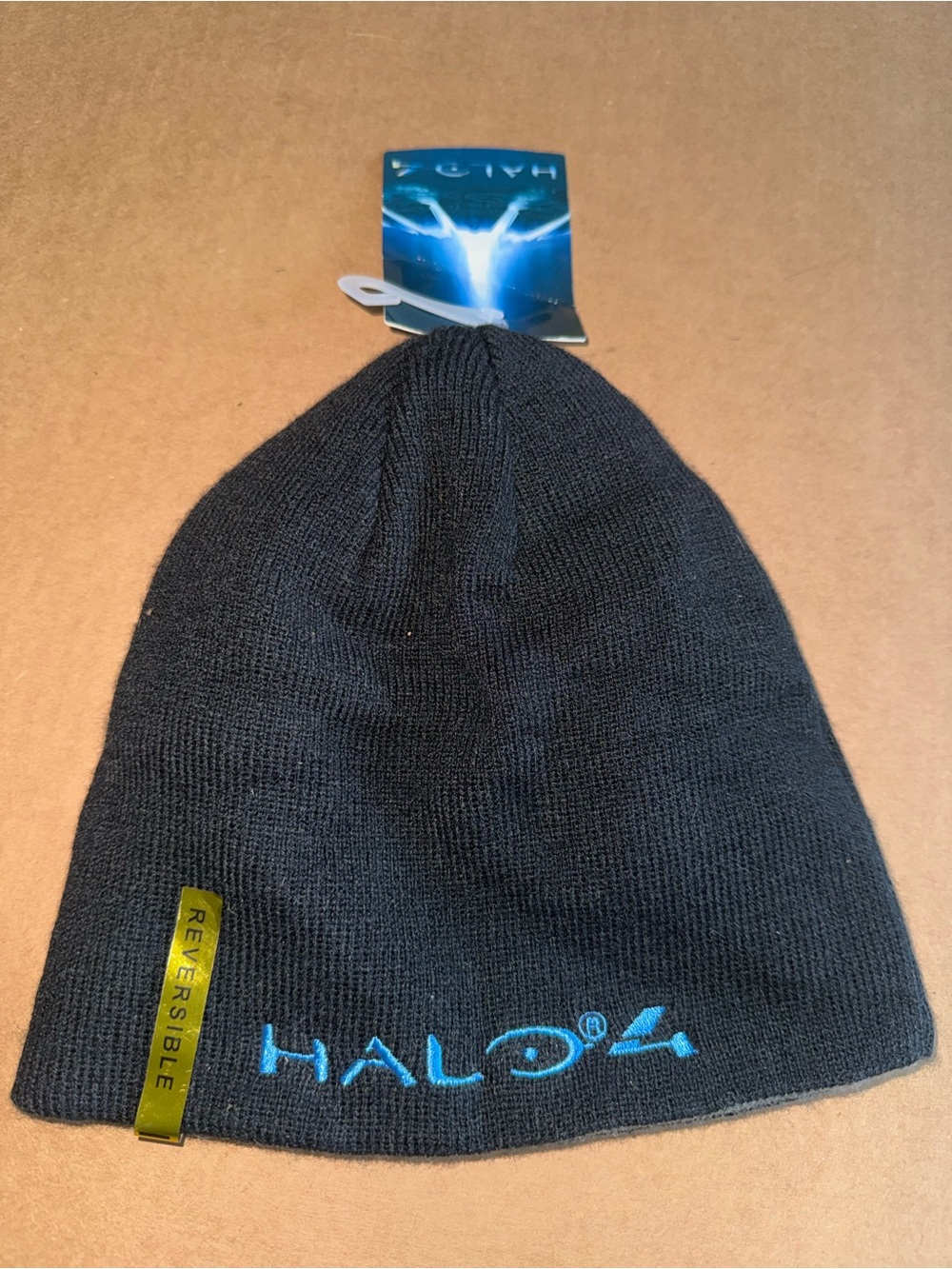 New Reversible Halo 4 beanie features embroidered branding and a tag. G7